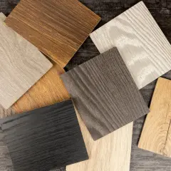 Campioni di finitura per legno in varie tonalità: dal nero al biondo, passando per grigi e marroni, con venature evidenti.