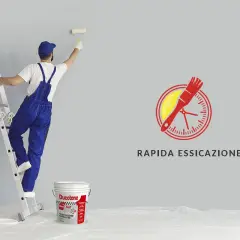 Pittore su scala che usa un rullo. Logo con pennello e orologio indica quanto ci mette la pittura ad asciugare: rapida essiccazione.