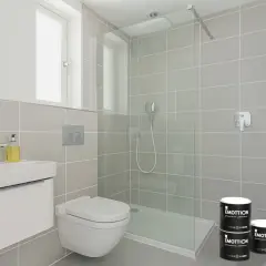 Bagno moderno con piastrelle grigie. Idee per dipingere piastrelle bagno con vernice specifica.