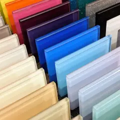 Campione di vetri colorati, con sfumature che vanno dal bianco al blu intenso, dimostrano la varietà della verniciatura vetro.