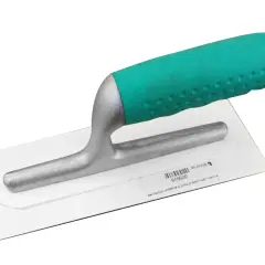 Frattone con manico ergonomico in plastica verde, ideale per stendere intonaci e malte.