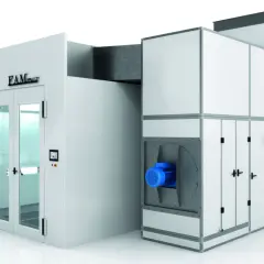 Cabina di verniciatura carrozzeria moderna, con porte in vetro, pannello di controllo e unità di ventilazione esterna.