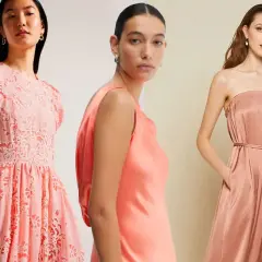 Tre donne indossano abiti eleganti in tonalità rosa pesca. Uno è un abito con pizzo floreale, un altro è un abito di seta monospalla, e il terzo è una tuta senza spalline.