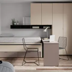 Camera da letto moderna con letto contenitore, scrivania e armadio. Pareti tortora sabbia, colori caldi e rilassanti per un soggiorno accogliente.