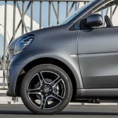 Smart EQ fortwo con vernice opaca auto grigio scuro, dettaglio del parafango anteriore e cerchio in lega.