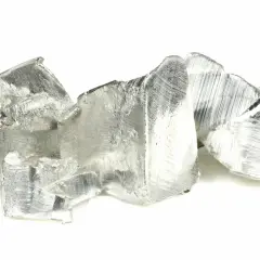 Pezzi grezzi di metallo argenteo, con striature evidenti, che ricordano un rivestimento in stagno grezzo.