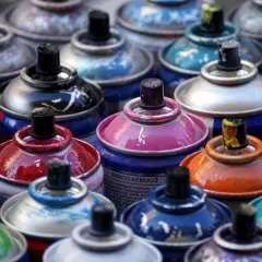 Bombolette spray colorate, pronte per verniciare con bomboletta spray su ferro.
