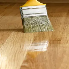 Pennello applica vernice su legno, creando una finitura satinato significato.