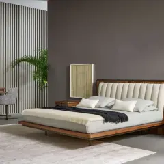 Elegante pittura camera da letto con letto moderno, scrivania e sedia grigia. Parete a righe verticali e pianta verde.