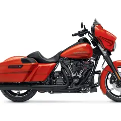 Moto Harley-Davidson arancione fiammante, con dettagli neri e cromati. I colori Harley-Davidson risaltano su questo modello.