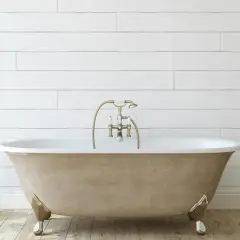 Bagno moderno con vasca da bagno color sabbia, rubinetteria dorata e asciugamani bianchi. Un progetto di verniciare vasca da bagno per un look rinnovato.
