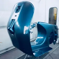 La carrozzeria di una Vespa, appena verniciata di blu metallizzato, pronta per essere rimontata. Un lavoro di verniciare Vespa senza sabbiare, per un risultato impeccabile.