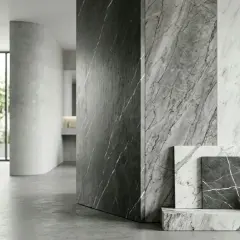 Pareti con pittura decorativa effetto marmo in diverse tonalità, dal grigio scuro al bianco, con venature naturali.