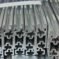 Profili in alluminio estrusi, pronti per essere lavorati o assemblati. La finitura superficiale è liscia, ideale per chi deve sverniciare alluminio per successive verniciature.