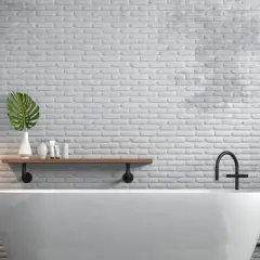 Bagno moderno con vasca bianca, rubinetto nero e tubi a vista. Ottime idee per coprire tubi a vista con stile industriale.
