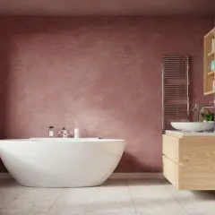 Bagno moderno con vasca bianca, mobile lavabo in legno e pareti color rosa antico. La migliore pittura per bagno crea un'atmosfera rilassante.
