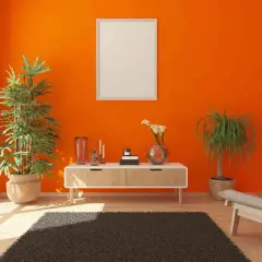 Un soggiorno moderno con pareti arancioni vivaci, un tavolino di legno chiaro, piante verdi e una poltrona beige. Ottimi colori da abbinare all'arancione pareti per un ambiente energico.