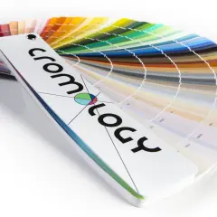 Ventaglio di campioni di vernici, una tabella colori che mostra un arcobaleno di tonalità, dal rosso al blu, con il logo "cromology" in primo piano.