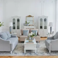 Salotto shabby chic: divani grigi, mobili bianchi, specchio dorato e fiori. Idee da copiare per un'atmosfera romantica.