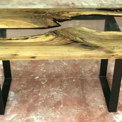 Tavolo legno e resina fai da te con venature uniche e gambe nere a V.