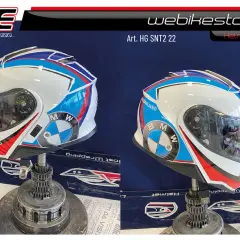 Casco integrale bianco con grafiche BMW blu, rosse e bianche. Si possono attaccare adesivi sul casco per personalizzarlo.