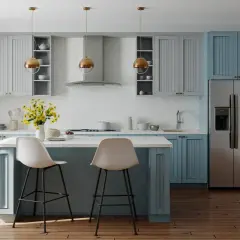 Eleganti cucine bicolore con basi blu e pensili grigi, isola centrale con sgabelli e un mazzo di fiori gialli.
