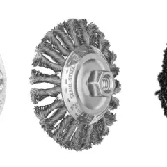 Tre spazzole metalliche, ideali come smerigliatrice per sverniciare ferro, pronte per rimuovere ruggine e vernice.