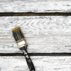 Pennello sporco su assi di legno verniciato con cementite, effetto shabby chic.