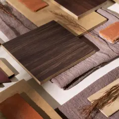 Campione di materiali con diverse texture e colori legno, tessuti e mattoni.
