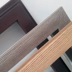 Cornici con finitura effetto legno in varie tonalità. Si può verniciare il PVC per personalizzare questi profili.