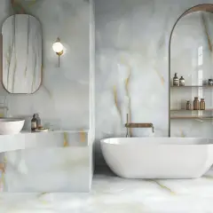 Bagno di lusso con vasca freestanding e lavabo su misura, rivestimenti in onice traslucido con venature dorate. Idee abbellire il bagno con stile.