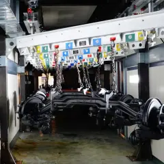 Assali di camion in sospensione pronti per la verniciatura. Il sistema di trasporto aereo è pronto per la verniciatura dei camion.