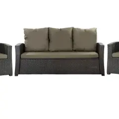 Divano e poltrone in rattan scuro con cuscini color oliva. Ideale per chi cerca idee su come rivestire un divano in rattan per un look moderno.