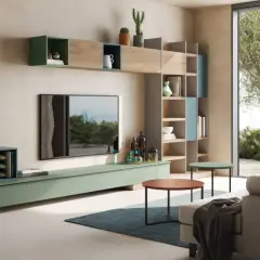 Moderna parete attrezzata fai da te con vani a giorno verdi e blu, mensole in legno e un mobile TV sospeso.