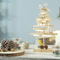 Un albero in legno fai da te, decorato con palline e renne dorate, crea un'atmosfera natalizia rustica.