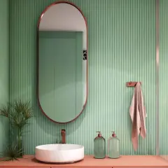 Bagno moderno con pareti verdi a coste e arredi color corallo. Ottime idee rivestimento bagno piccolo con specchio ovale e lavabo a ciotola.