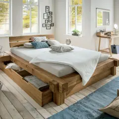 Un letto fai da te in legno massiccio con pratici cassetti, cuscini decorativi e una vista luminosa dalle finestre.