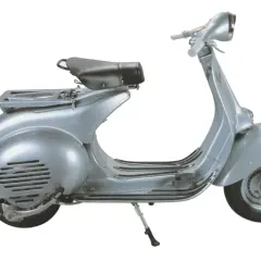 Vespa d'epoca color argento, con portapacchi e sella nera. La tabella colore originale Vespa da numero telaio è fondamentale per il restauro.