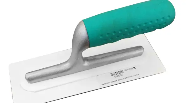 Frattone con manico ergonomico in plastica verde, ideale per stendere intonaci e malte.