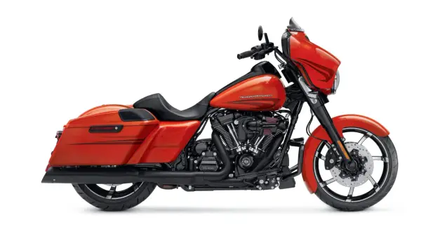 Moto Harley-Davidson arancione fiammante, con dettagli neri e cromati. I colori Harley-Davidson risaltano su questo modello.