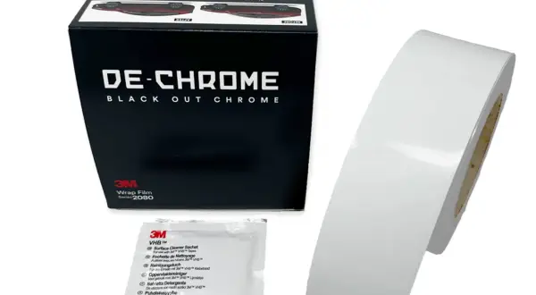 Kit 3M per eliminare le finiture cromate delle macchine. Include pellicola, detergente e istruzioni.