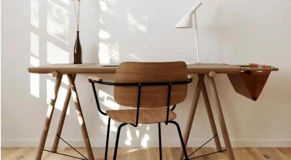 Scrivania in legno chiaro con sedia, lampada bianca e vaso. Perfetti colori da abbinare al legno chiaro per un ambiente luminoso e naturale.