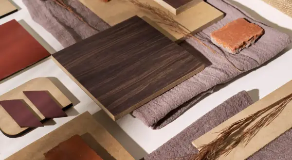 Campione di materiali con diverse texture e colori legno, tessuti e mattoni.
