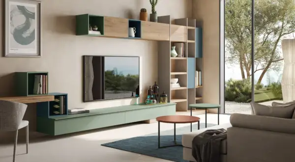 Moderna parete attrezzata fai da te con vani a giorno verdi e blu, mensole in legno e un mobile TV sospeso.