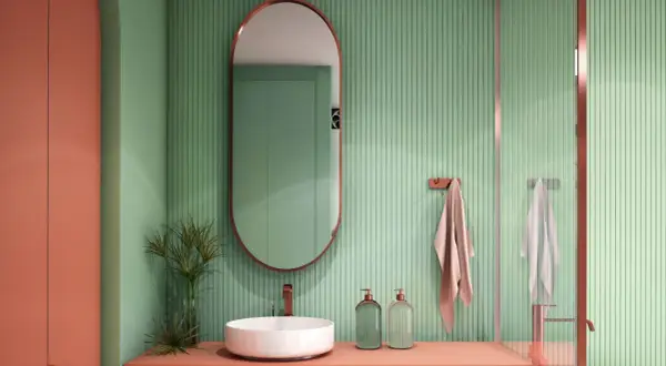 Bagno moderno con pareti verdi a coste e arredi color corallo. Ottime idee rivestimento bagno piccolo con specchio ovale e lavabo a ciotola.