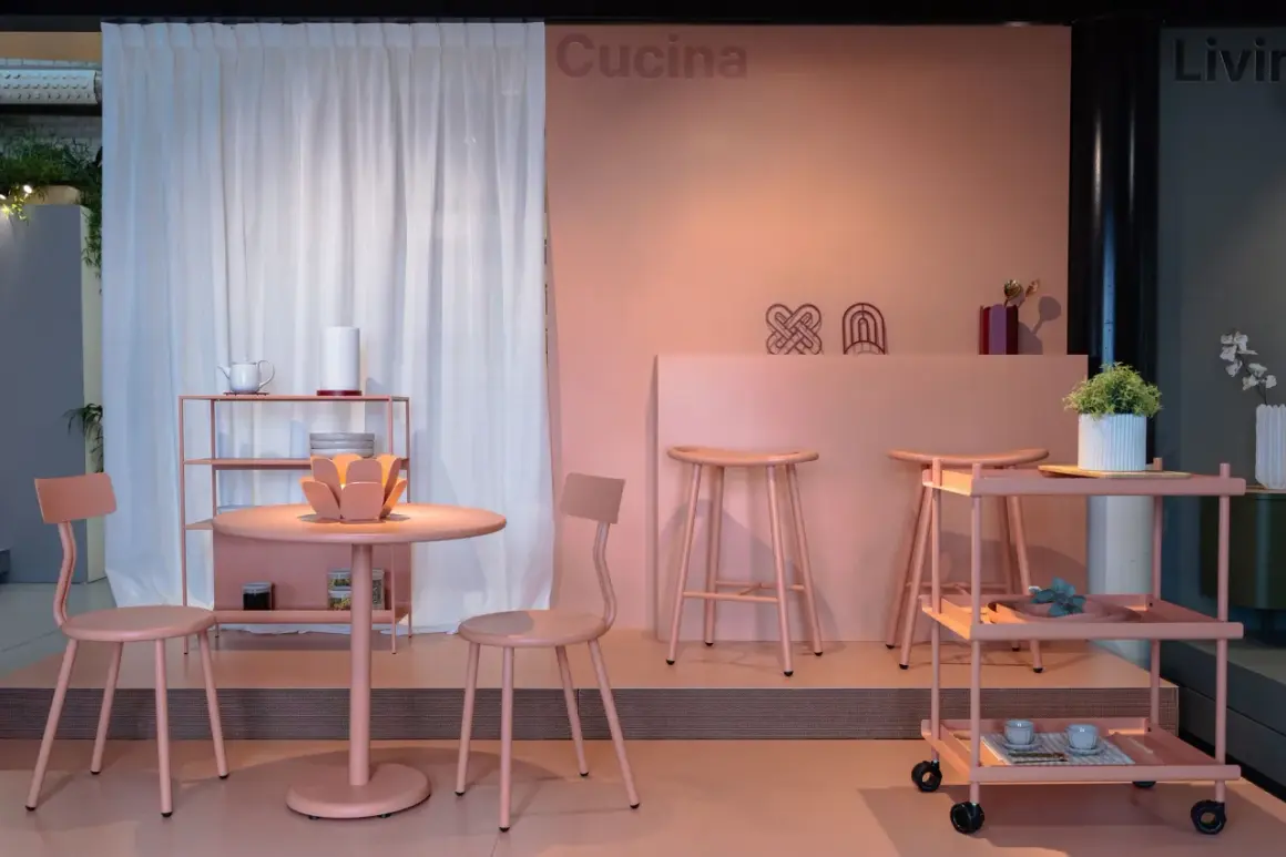 Arredamento cucina in color terracotta, con tavolino, sedie, sgabelli e carrello. Abbinamenti moderni e minimalisti.