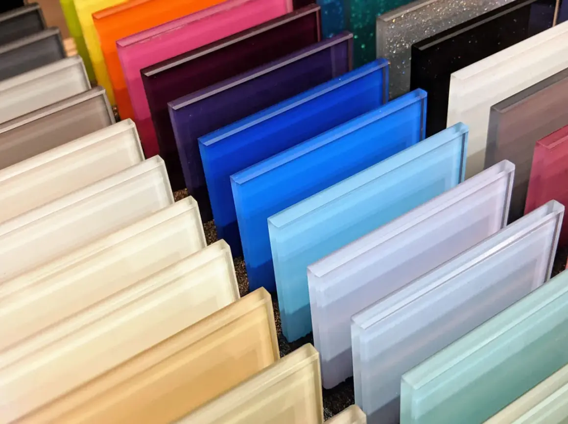 Campione di vetri colorati, con sfumature che vanno dal bianco al blu intenso, dimostrano la varietà della verniciatura vetro.