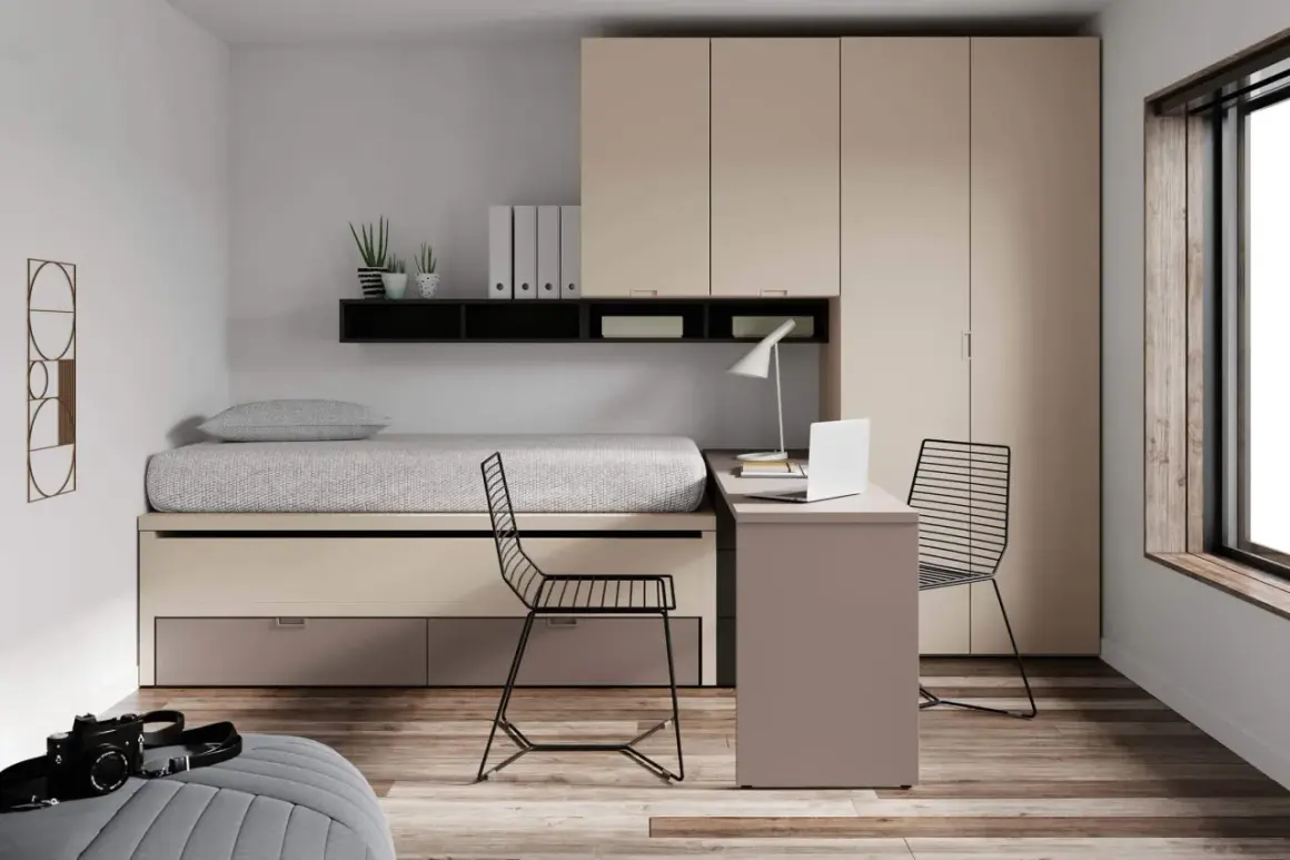 Camera da letto moderna con letto contenitore, scrivania e armadio. Pareti tortora sabbia, colori caldi e rilassanti per un soggiorno accogliente.