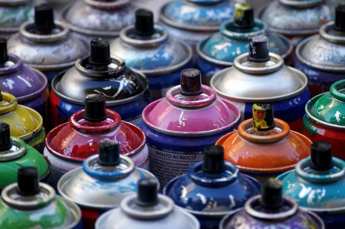 Bombolette spray colorate, pronte per verniciare con bomboletta spray su ferro.