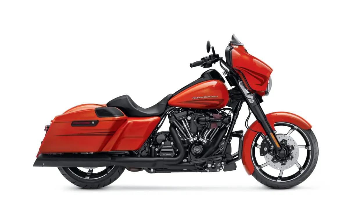 Moto Harley-Davidson arancione fiammante, con dettagli neri e cromati. I colori Harley-Davidson risaltano su questo modello.